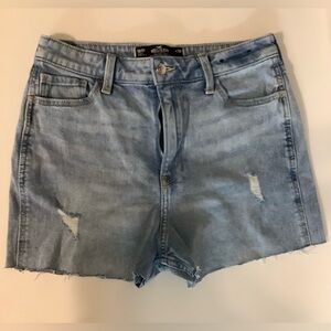 Hollister Size 9R Ultra High Rise Mom Jean Shorts Distressed. Preloved